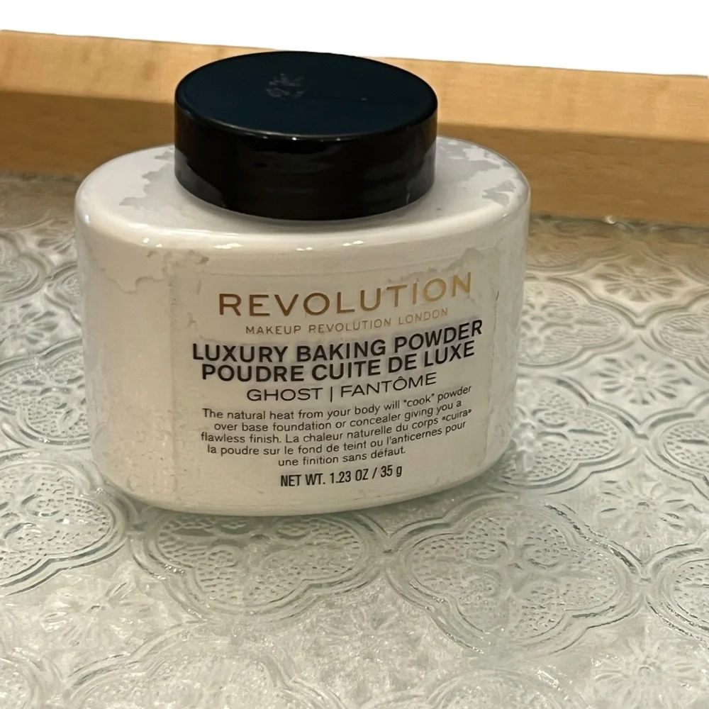 Makeup Revolution London Luxury Baking Powder Makeup Ghost‎ Flawless Finish NEW